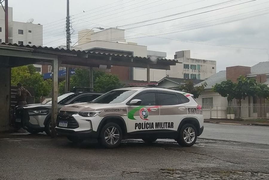 PM desconfiou de atitude do motorista e realizou abordagem (Foto: Rádio Centro Oeste)