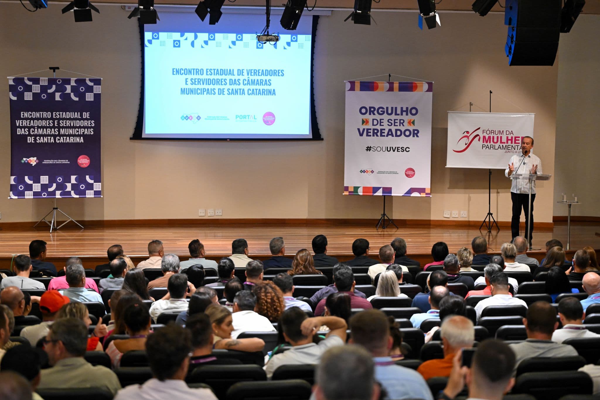Governador fala com vereadores nesta quinta (14) (Foto: Eduardo Valente/Secom)