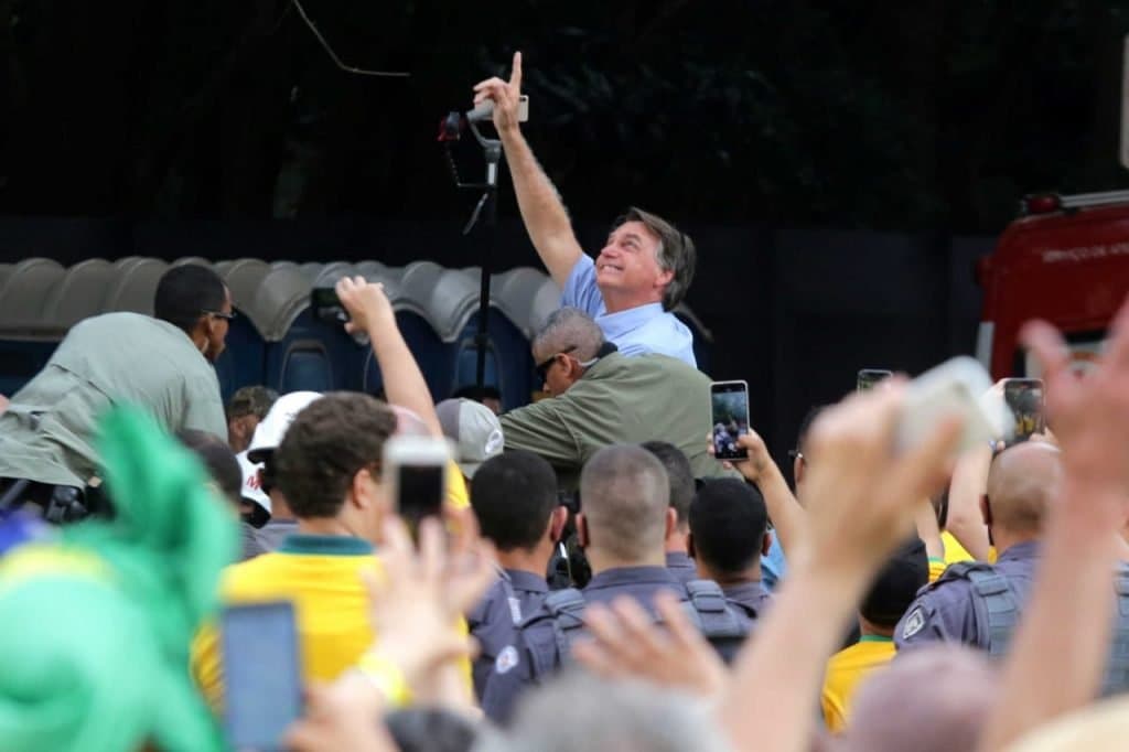 Bolsonaro em cima de trio elétrico em ato público (Foto: Fábio Vieira / Metrópoles)