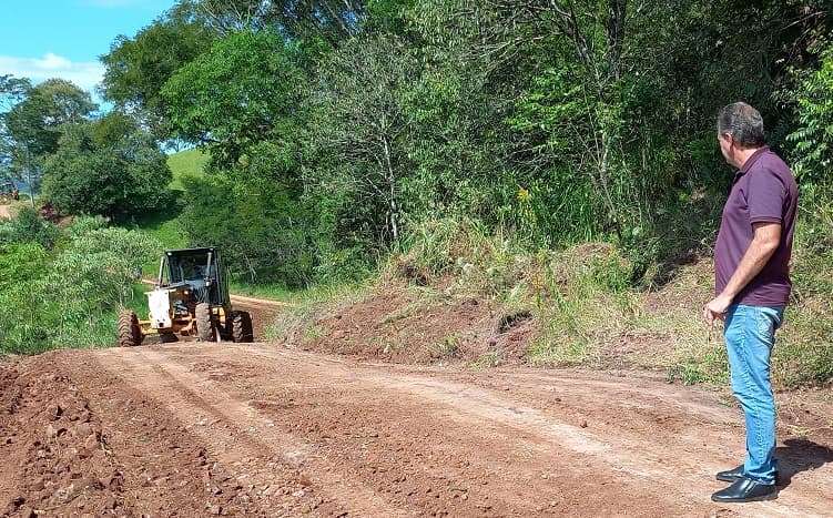 Prefeito Maurílio acompanha obras de recuperação de estradas no interior (Foto: Ascom Sul Brasil)