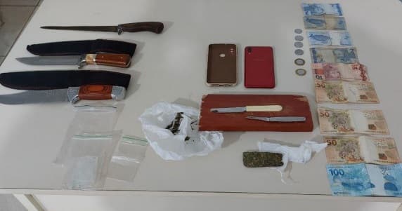 Objetos e dinheiro foram confiscados (Foto: Polícia Militar)