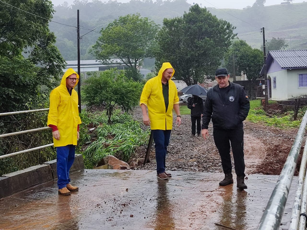 Mauro de Nadal visita municípios do Oeste atingidos pelas chuvas (Foto: Gilmar Bortese)