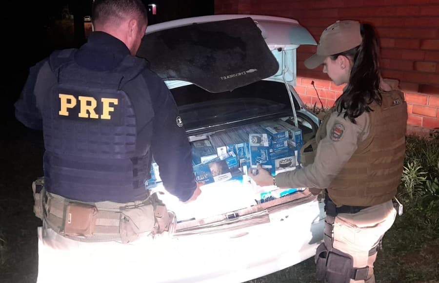 Veículo estava abarrotado de mercadoria ilegal (Foto: Polícia Militar)
