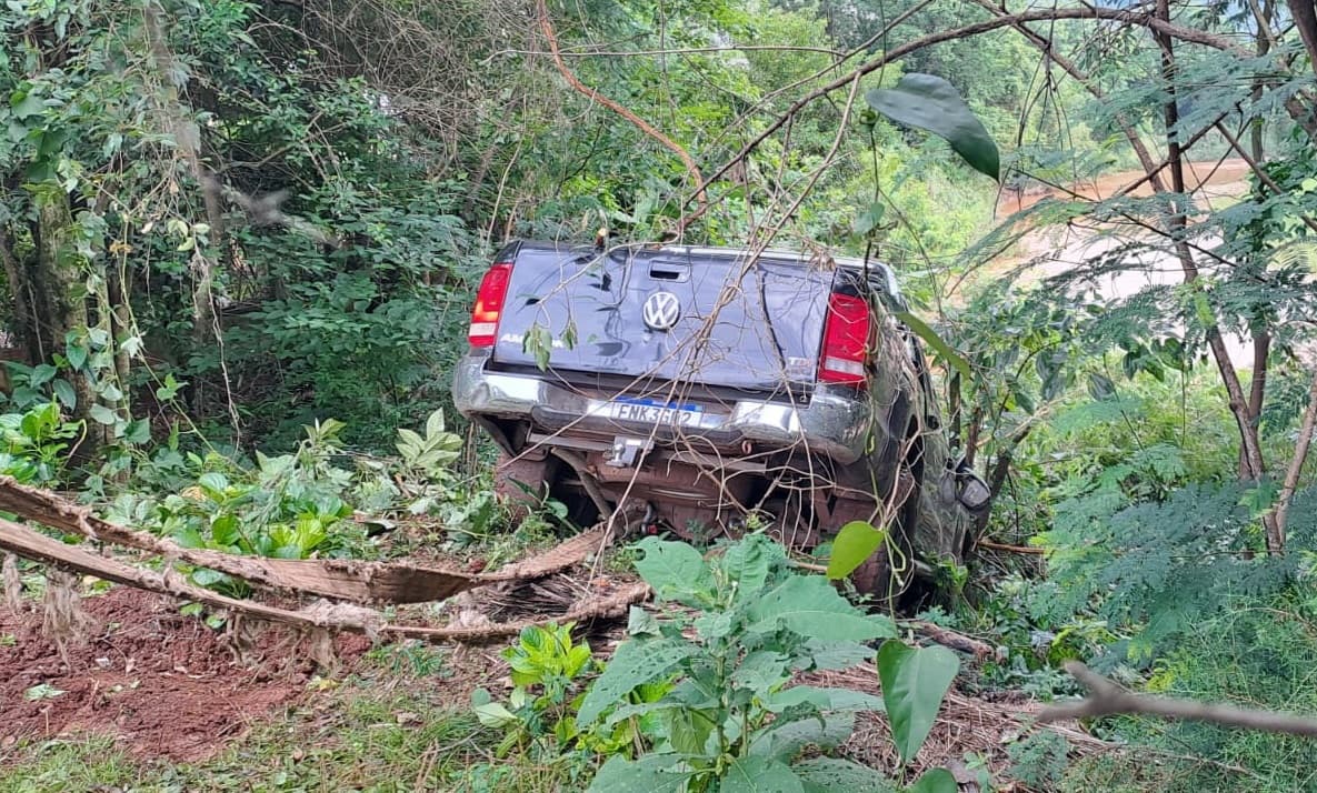 Caminhonete quase despencou em ribanceira (Foto: Deoclecio Gasparini)