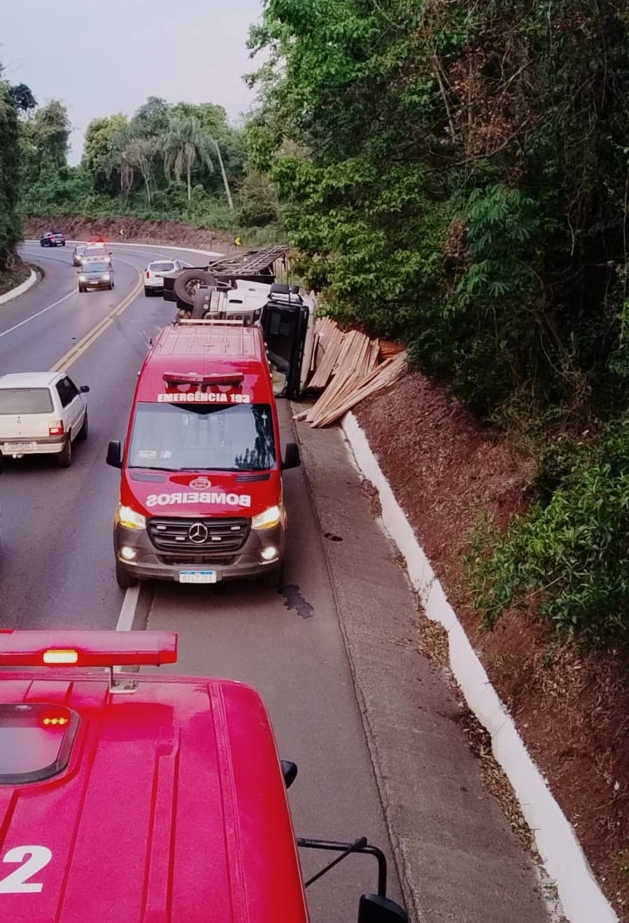 Guarnição de Xaxim atua em sequência de acidentes na BR-282 (Foto: Divulgação CBM)