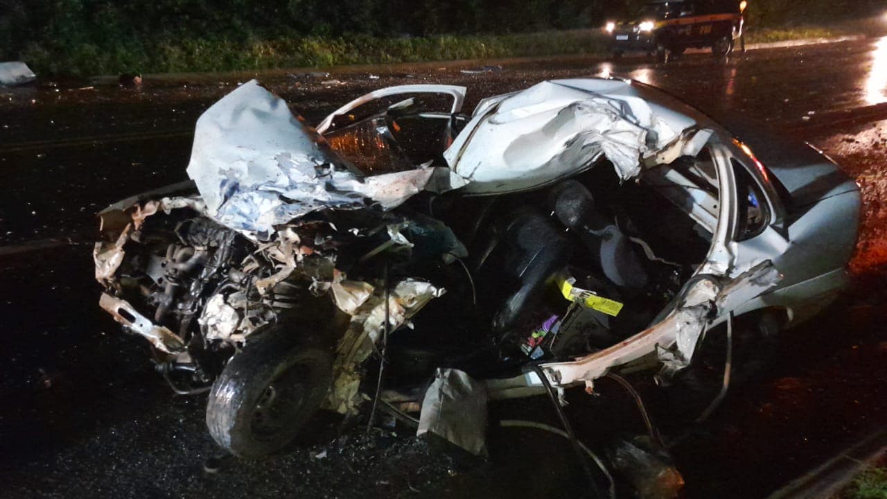 O Corsa ficou totalmento destruído após a colisão (Foto: Divulgação CBM)