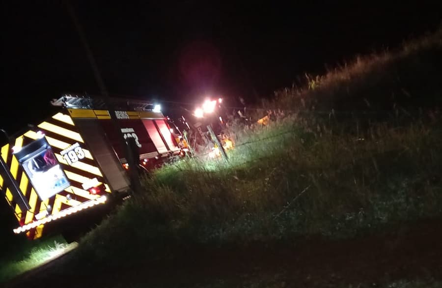 Guarnições dos bombeiros durante atendimento da ocorrência (Foto: Divulgação)
