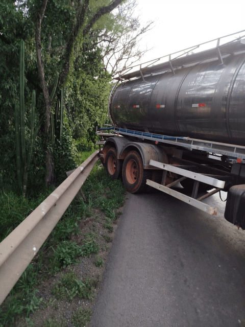 Condutor ficou preso contra estrutura metálica (Foto: Divulgação)