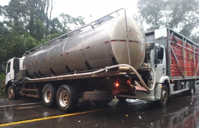 Veículos de carga interromperam rodovia (Foto: Adriano Luis Born)