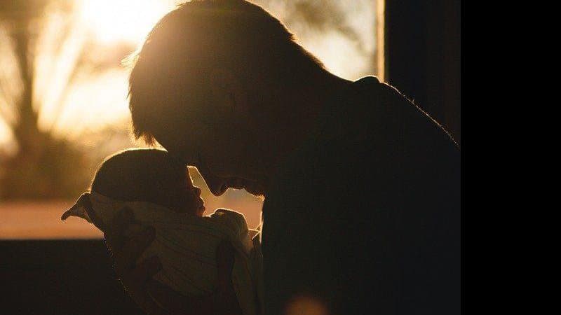 Parlamentares buscam consenso para licença paternidade de 60 dias (Foto: Reprodução/Internet)