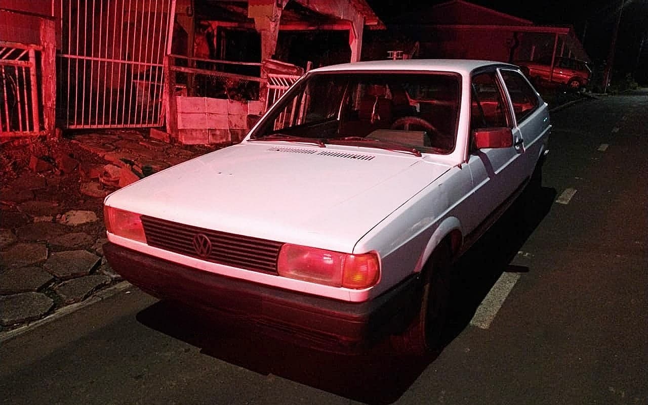 Automóvel foi deixado próximo a estabelecimento onde ocorreu o crime (Foto: Polícia Civil)