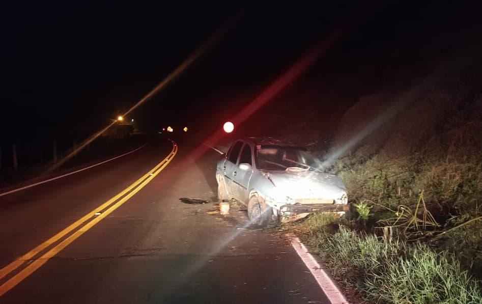 Saída de pista é registrada na SC-160, em Saudades (Foto: Gilmar Bortese/PM)