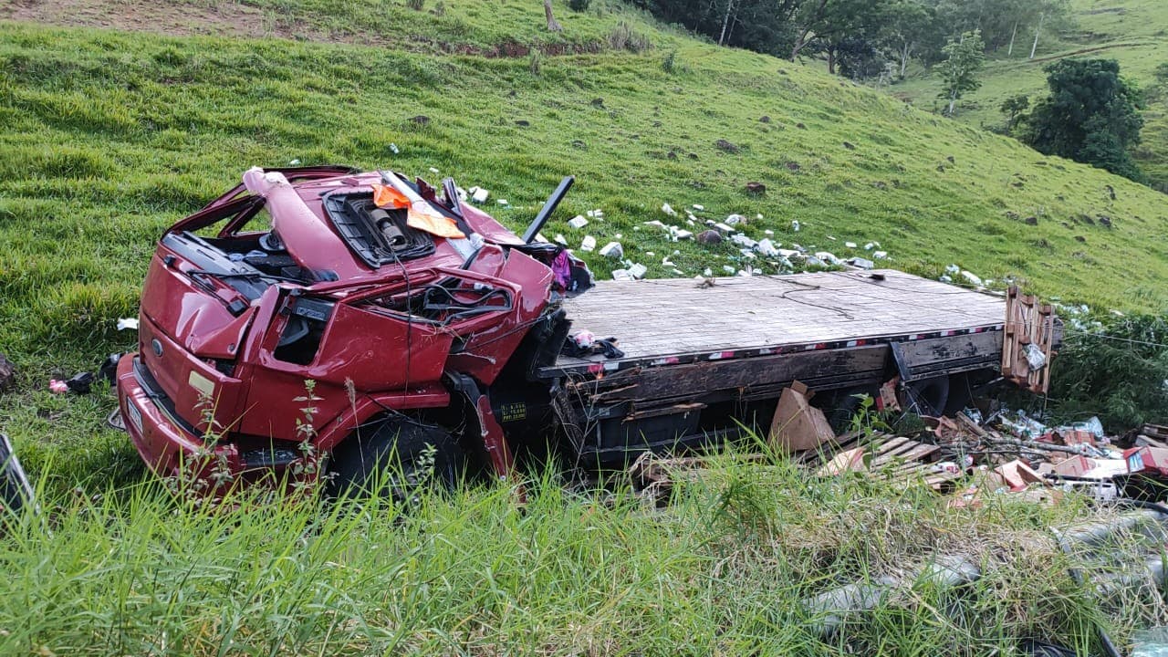 Cabine ficou totalmente danificada (Foto: Polícia Militar Rodoviária)