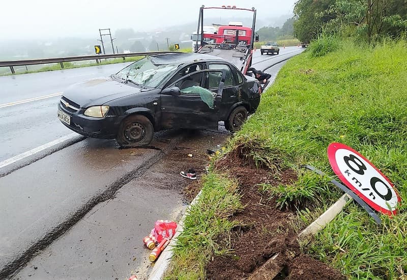 Motorista perde o controle do carro e capota (Foto: PRF)