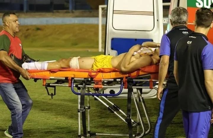 Goleiro Ramón Souza é retirado de maca após ser atingido por um tiro de bala de borracha (Foto: Divulgação)