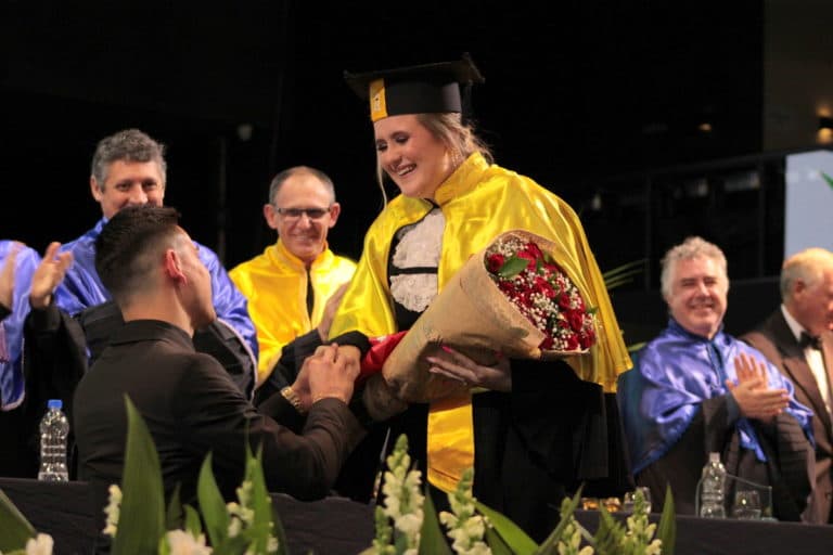 Maria Helena Stano Formanski, recebendo o buquê (Foto: Divulgação)