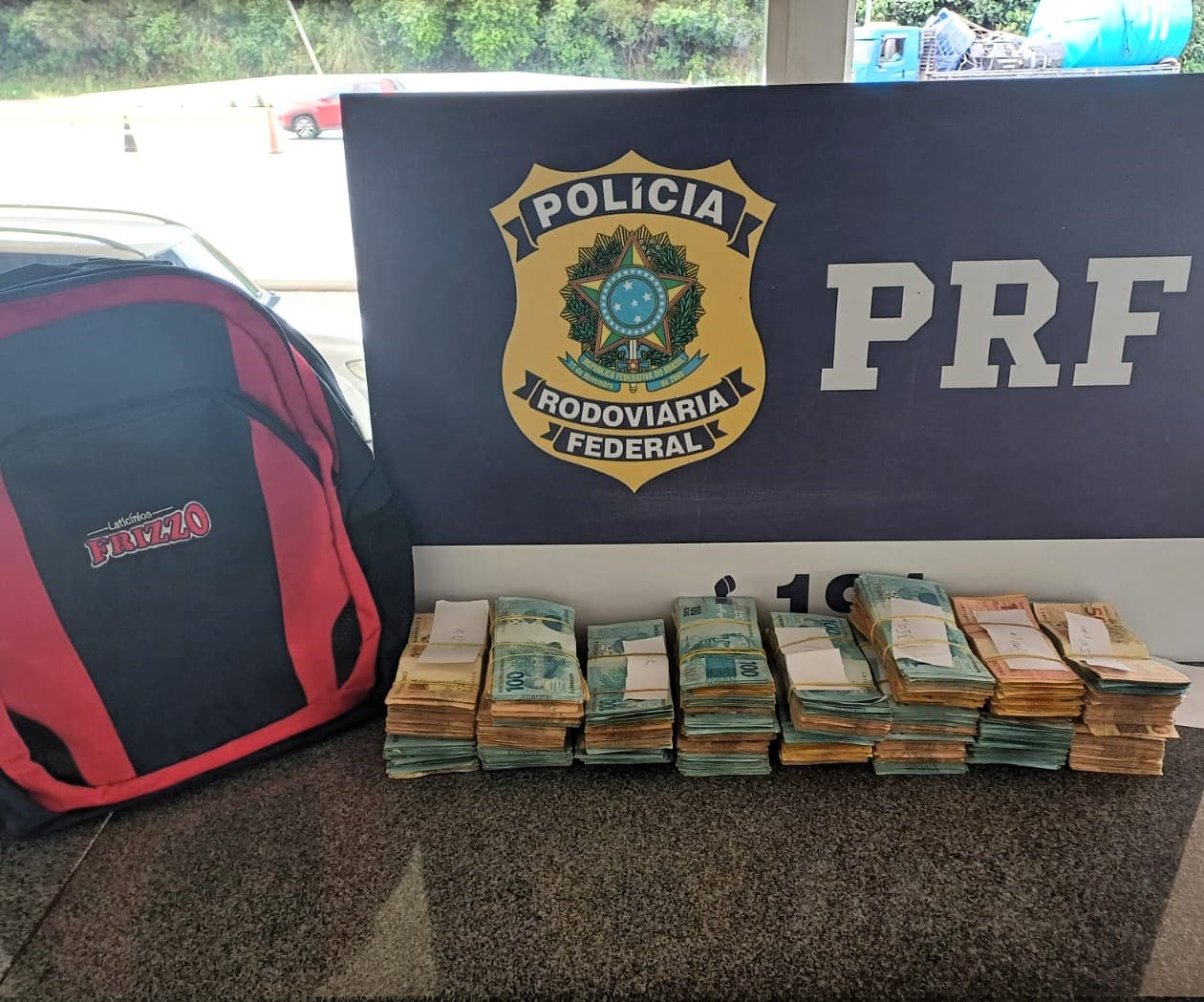 Dinheiro apreendido pela PRF (Foto: Divulgação)