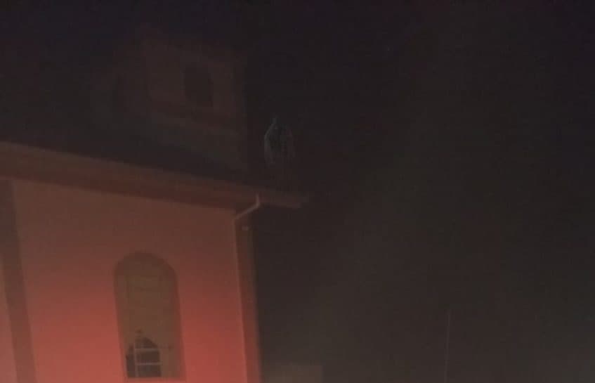 Figura misteriosa estava em cima de capela (Foto: Polícia Militar)