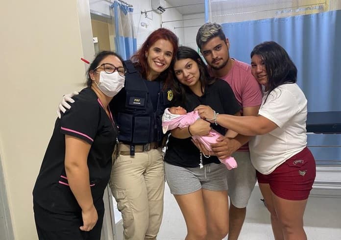 PRF e família no hospital após salvamento (Foto: Divulgação)