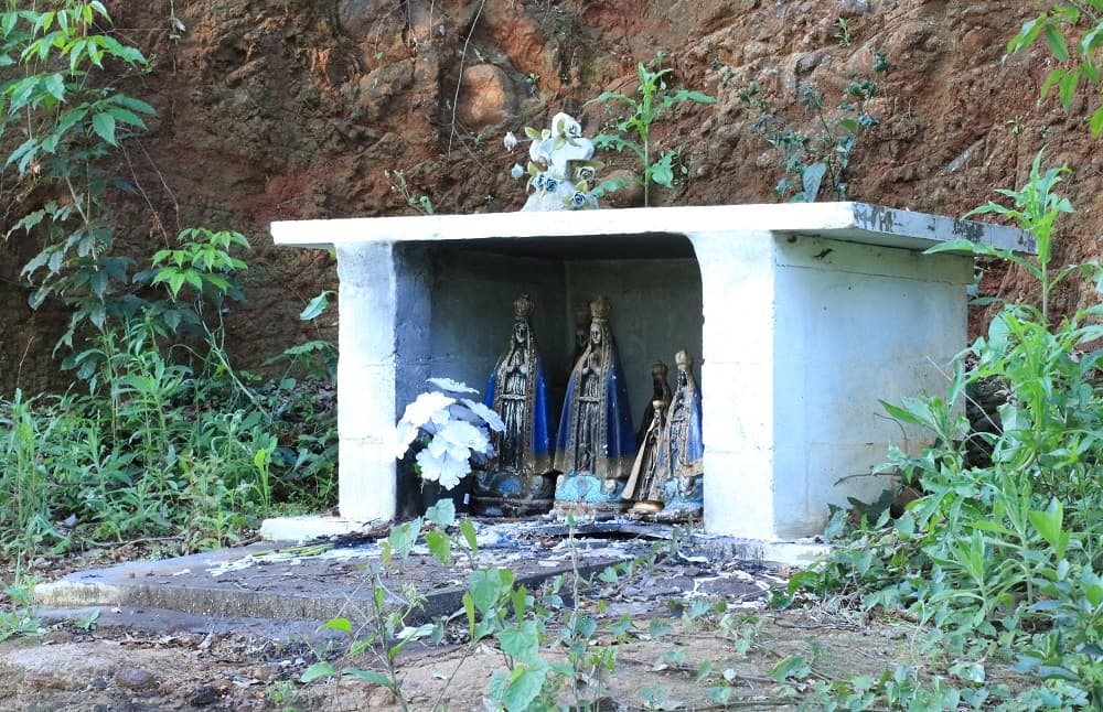 Capela ao lado de estrada recebe visitas com frequência (Foto: Henrique Paulo Koch)