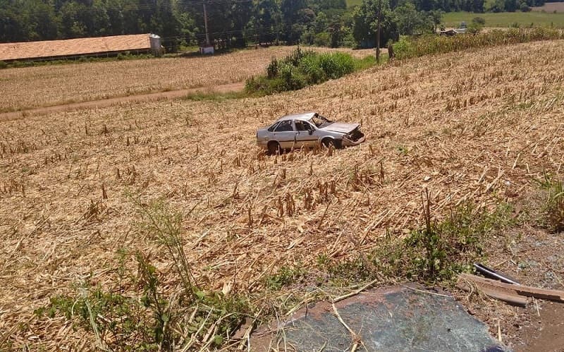 Veículo parou no meio de lavoura (Foto: Polícia Militar Rodoviária)