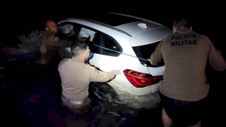 Carro de luxo quase ficou submerso (Foto: Polícia Militar)