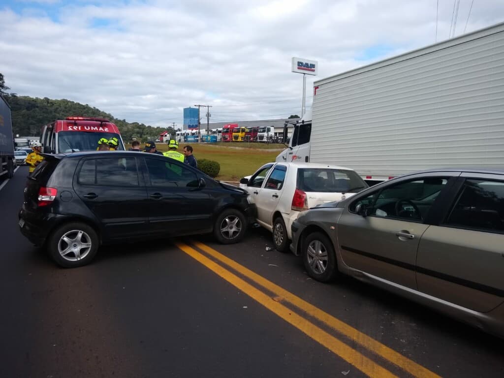 Três carros se envolvem em acidente na BR-282 (Foto: Corpo de Bombeiros )