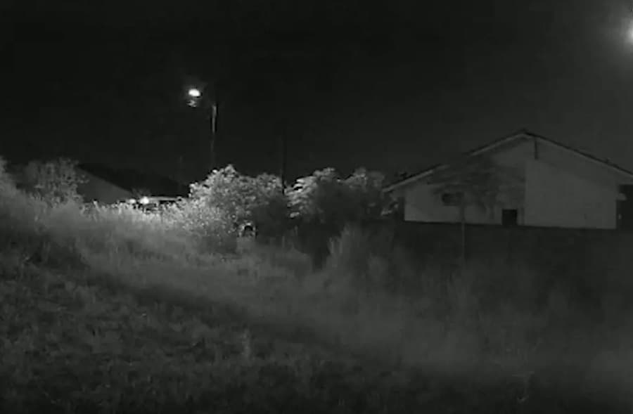 O fenômeno luminoso intrigou moradores (Foto: Câmera de segurança / SSC Foz)