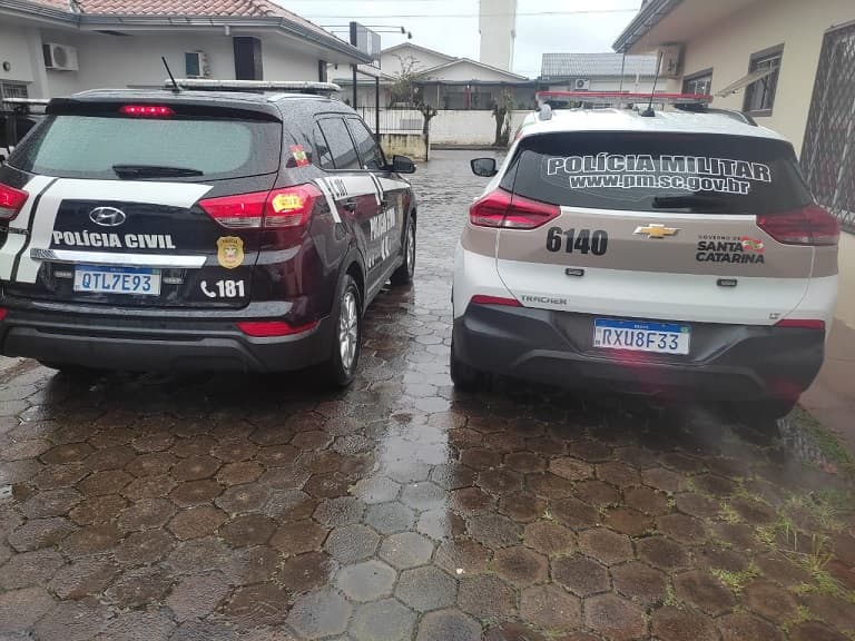 Ação entre Polícia Civil e Militar prende dois homens por tráfico de drogas em Pinhalzinho (Foto: Polícia Civil)