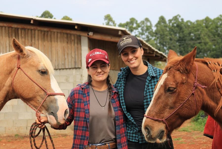 Lariza e Cris dividem a lida no campo (Foto: Henrique Paulo Koch)