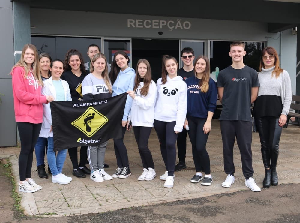 Escola Objetivo durante entrega de alimentos no hospital de Pinhalzinho (Foto: Henrique Paulo Koch)