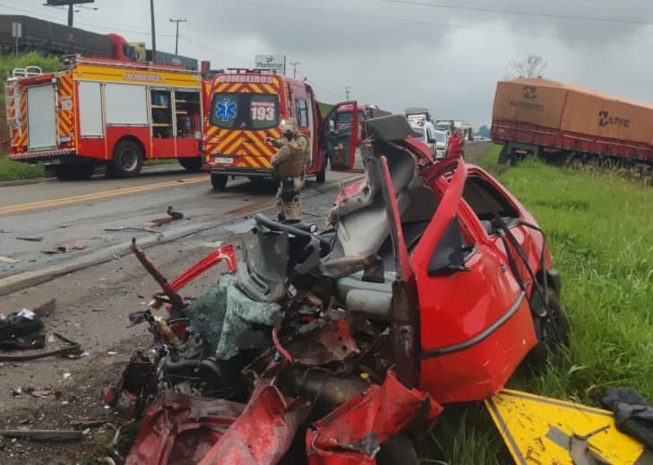Veículo fica destruído após colidir com bitrem (Foto: Bombeiros )