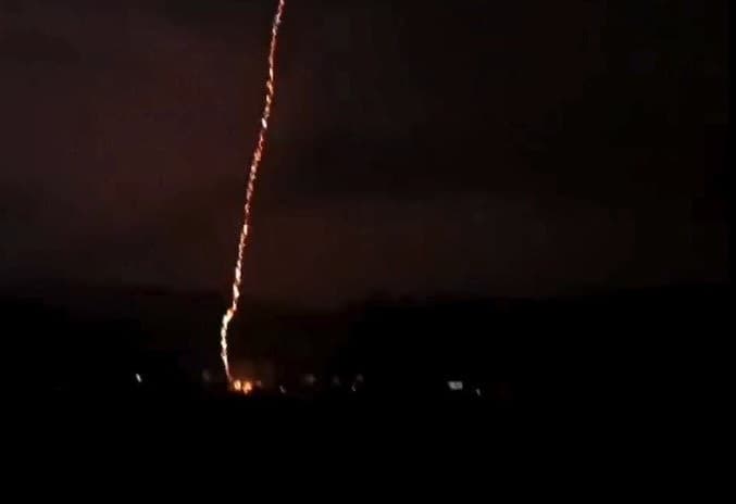Momento em que o raio atinge a casa (Foto: Reprodução)