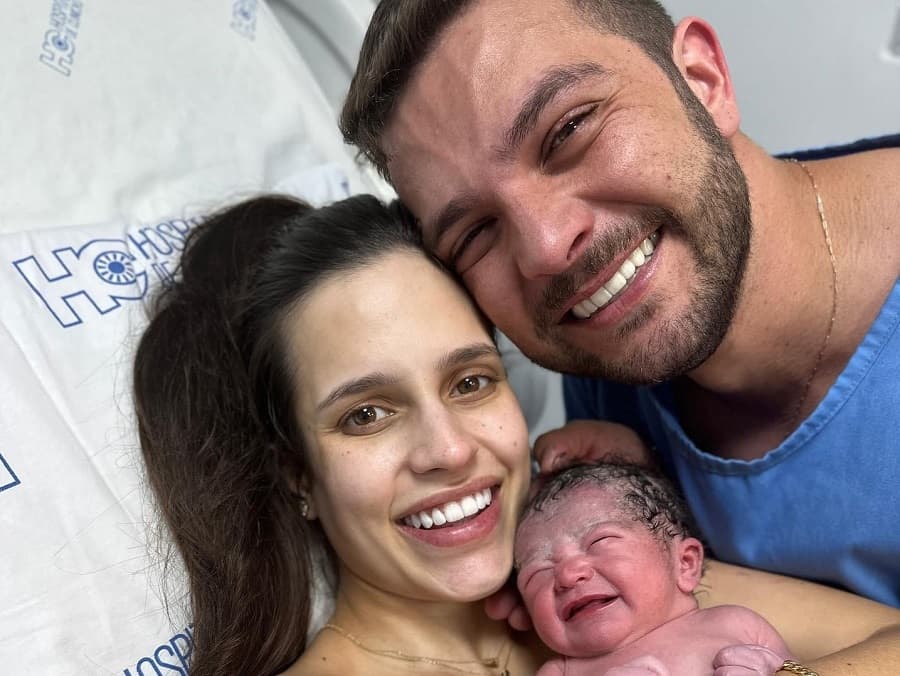 Humorista divulgou momento depois do nascimento da filha (Foto: Redes Sociais)