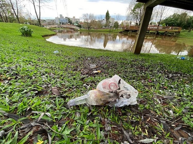 Lixos jogados perto do lago são encontrados diariamentes (Foto: Felipe Eduardo Zamboni)