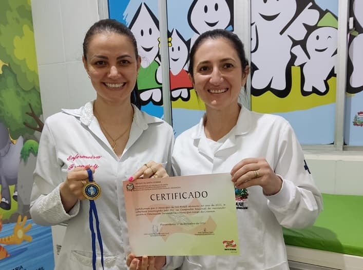 A enfermeira Franciéli Hollas Rosalem recebeu o reconhecimento em uma reunião em Chapecó (Foto: Divulgação )