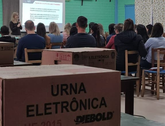 Justiça Eleitoral inicia treinamento de mesários que atuarão no pleito eleitoral do dia 2 de outubro (Foto: Gilmar Bortese)