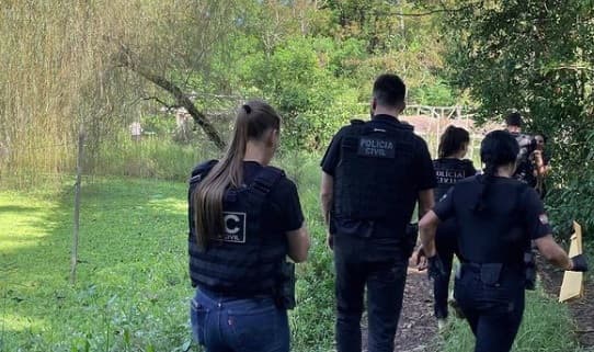 Agentes cumpriram mandados de busca (Foto: Polícia Civil)