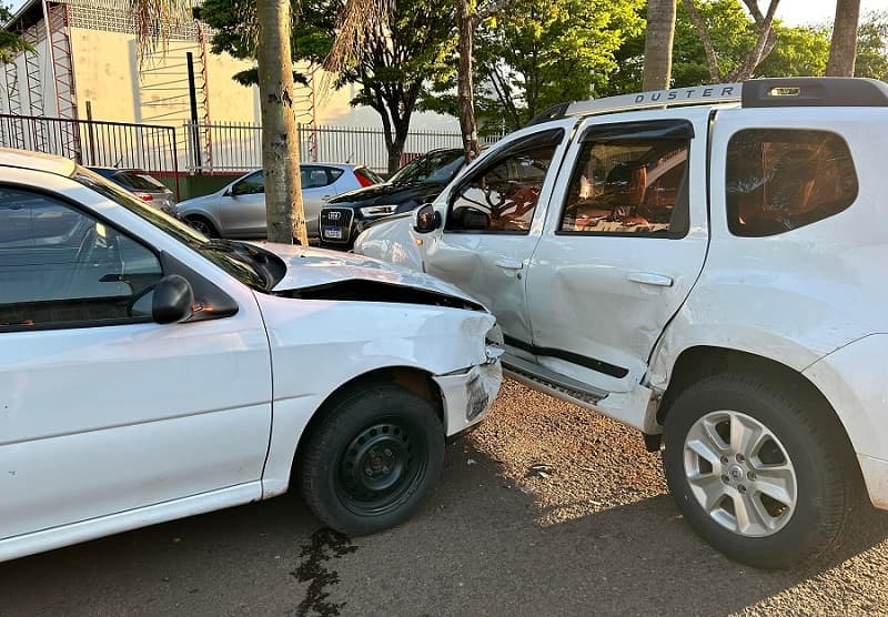 Colisão ocorreu em frente a Rádio Centro Oeste (Foto: Renan Ribeiro)