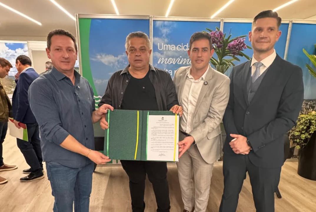 Assinatura da lei consolida parceria entre o poder público e a entidade que representa as câmaras municipais do Oeste catarinense (Foto: Divulgação)