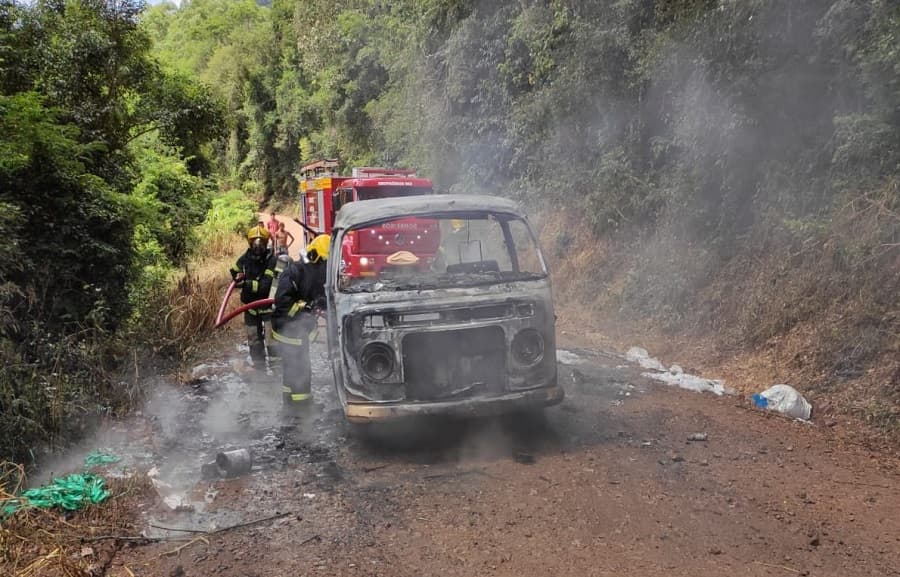 Socorristas usaram mil litros de água para resolver o incêndio (Foto: Corpo de Bombeiros)