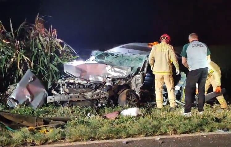 Carro onde vítimas estavam ficou destruído (Foto: Carlos Gabriel)