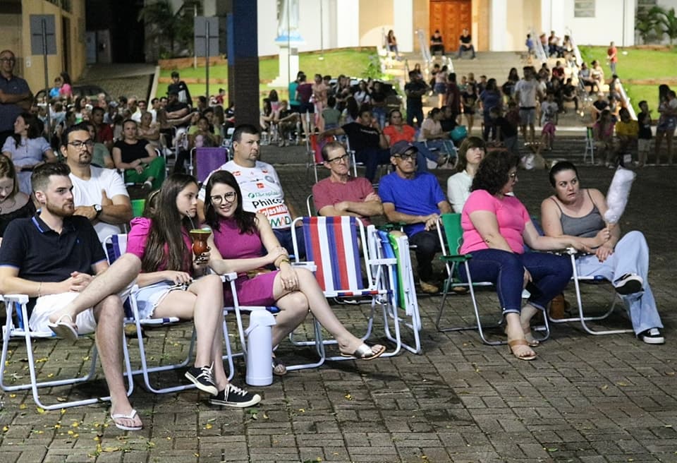 População participou de evento natalino (Foto: Henrique Paulo Koch)