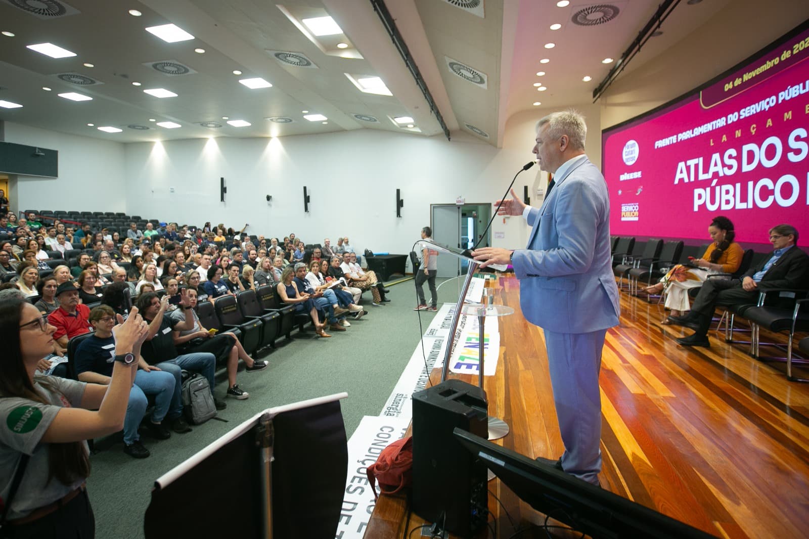 Queda no número de servidores em SC acende alerta sobre qualidade do serviço público