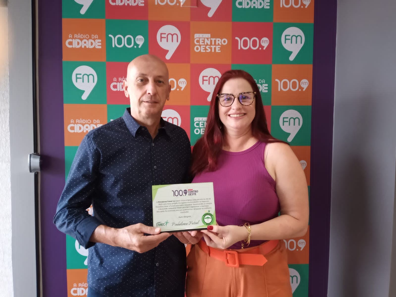 Sergio Mazzoneto entrega placa de agradecimento a Rádio Centro Oeste (Foto: RCO)