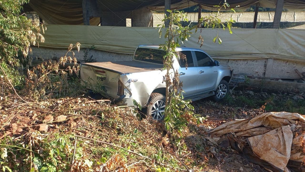 Caminhonete desceu ribanceira e quase acertou chiqueiro (Foto: Polícia Militar Rodoviária)