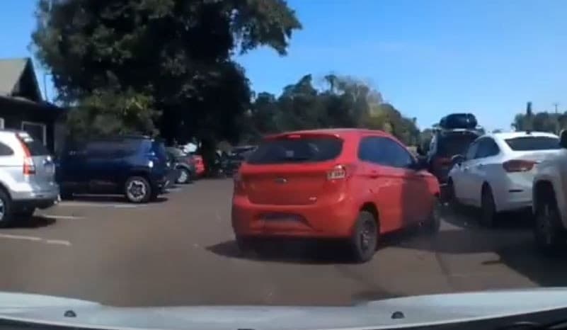 Menor teve a frente "fechada" por policais (Foto: PM)