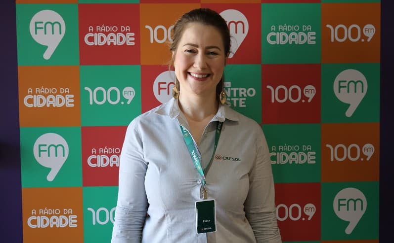 Gerente da Cresol de Pinhalzinho, Eloísa Thomas, convida os associados para participar da assembleia (Foto: Gilmar Bortese)