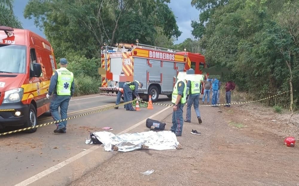 Vítima estava em motocicleta (Foto: Corpo de Bombeiros)