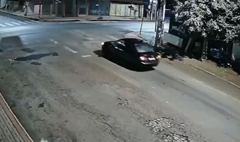 Carro atinge motociclista (Foto: Divulgação)